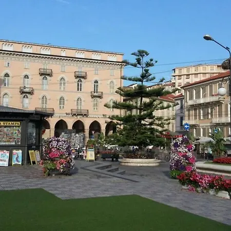 Centrally Located By Harbour With Elevator Appartement *