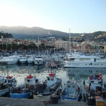 Centrally Located By Harbour With Elevator Appartement San Remo