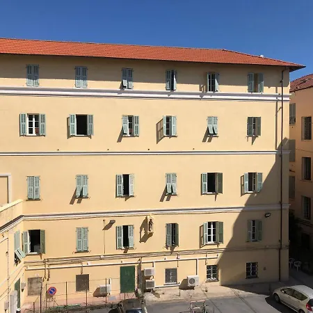 Appartement Centrally Located By Harbour With Elevator *