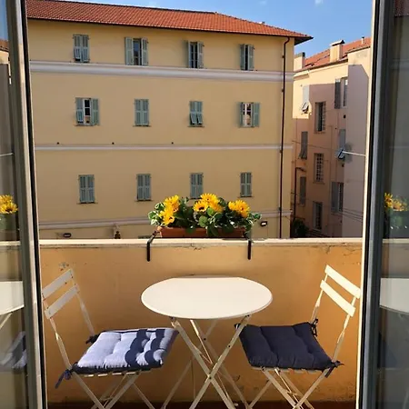 Centrally Located By Harbour With Elevator Appartement