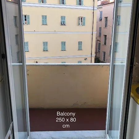 Centrally Located By Harbour With Elevator Appartement