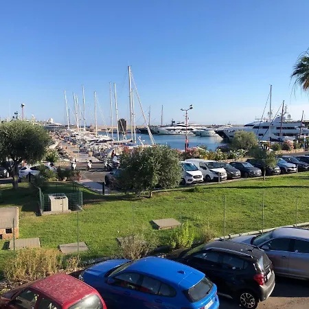 Centrally Located By Harbour With Elevator Appartement