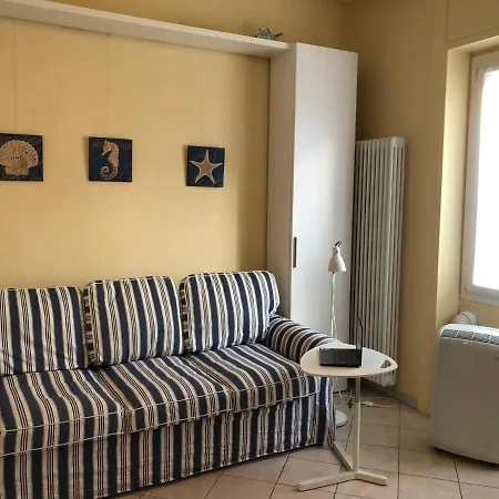 Centrally Located By Harbour With Elevator Appartement *